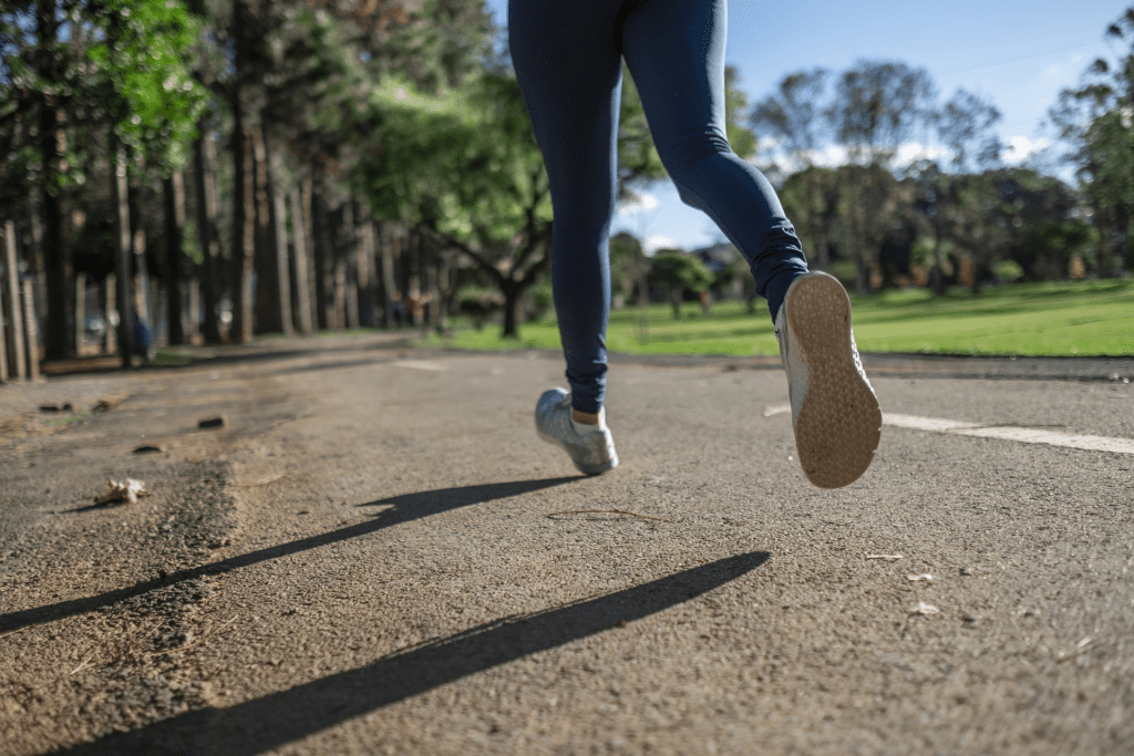 Pés de uma mulher correndo - Fonte: Pixabay