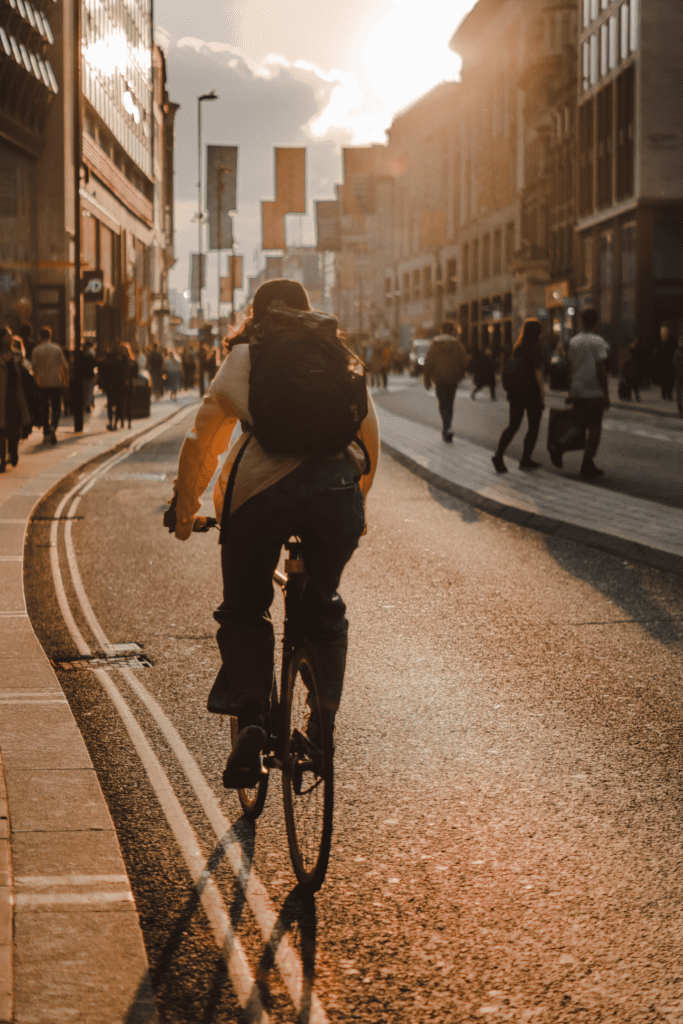 Pessoa utilizando a bicicleta como forma de transporte. Foto de Jack Lucas Smith na Unsplash.