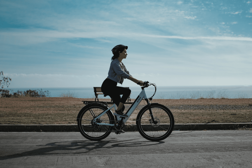 Mulher andando em sua bike elétrica - Fonte: Unsplash - KBO Bike