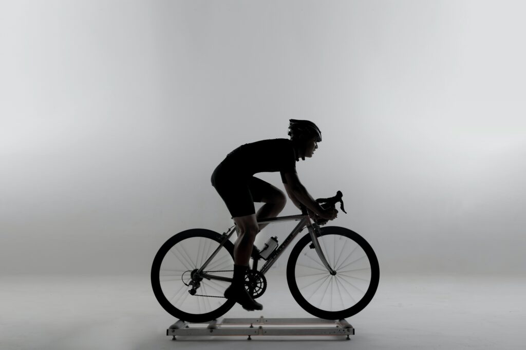 Ciclista utilizando um rolo de treino para bike