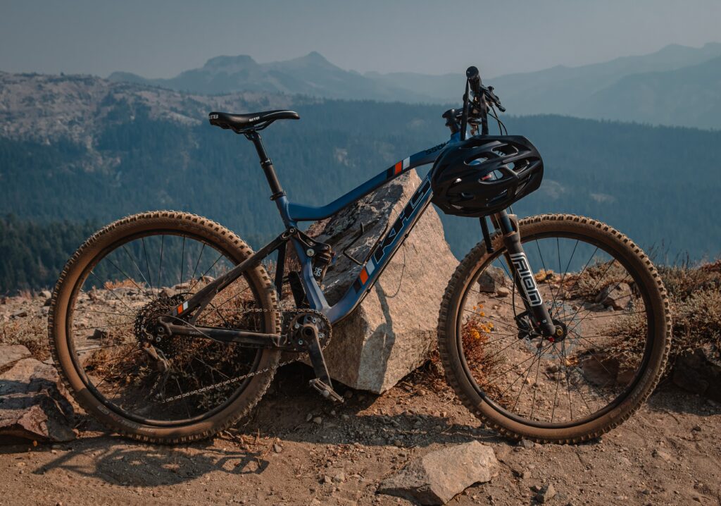 Uma bicicleta de mountain bike encostada numa pedra