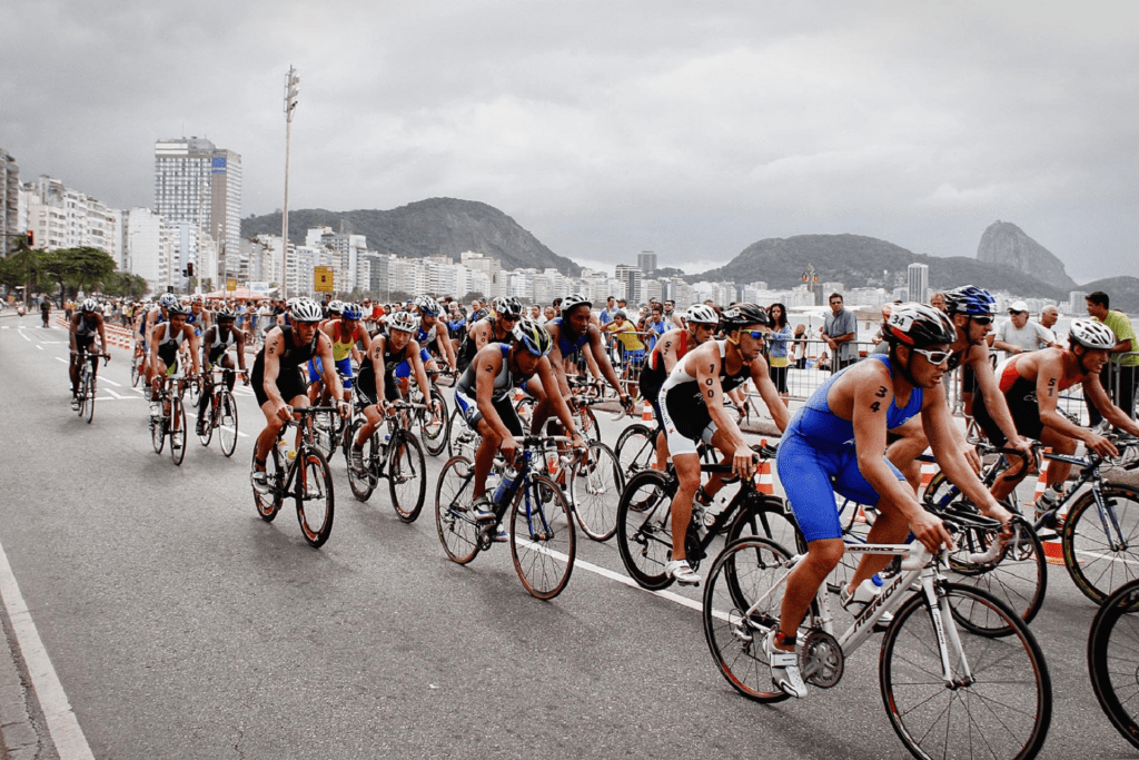 Triatletas na etapa do ciclismo. Foto de formulário PxHere.