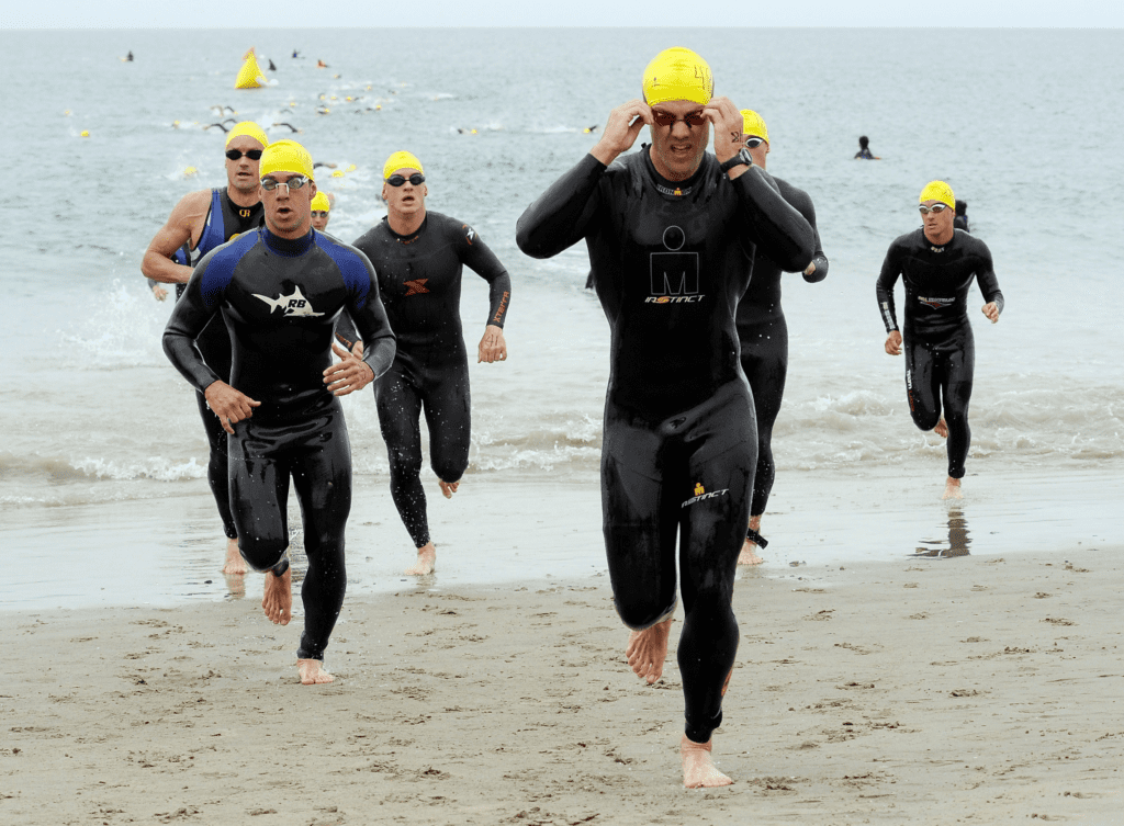 Triatletas saindo do mar após prova de natação. Foto de formulário PxHere.